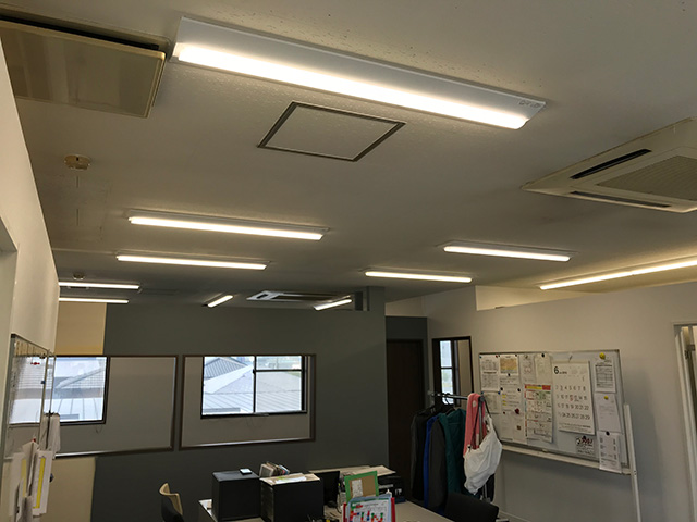 事務所天井照明施工後