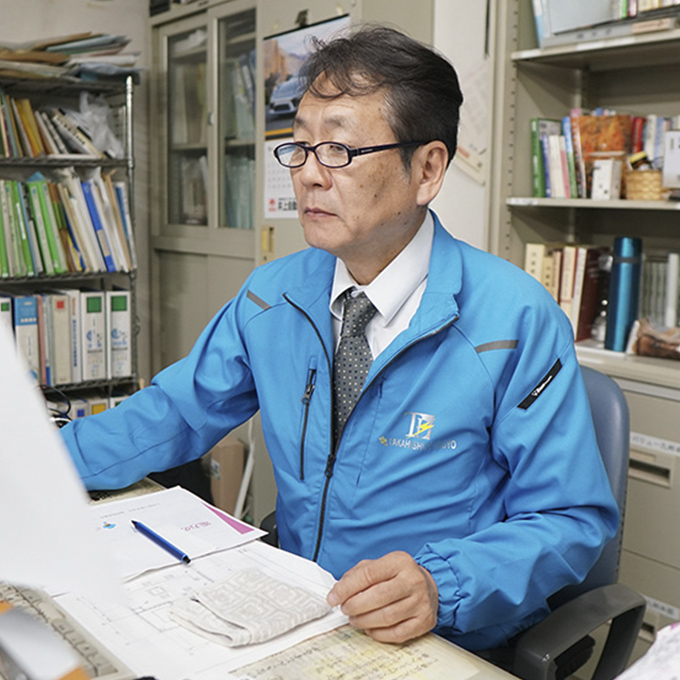 画像:パソコンを操作する人